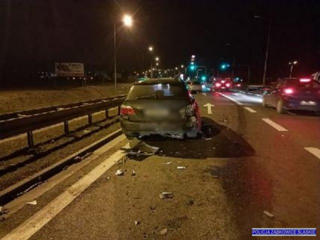 67-latek wjechał w samochody stojące na światłach i zatrzymał się na barierach
