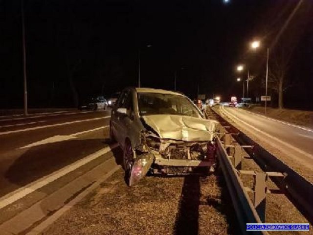 67-latek wjechał w samochody stojące na światłach i zatrzymał się na barierach