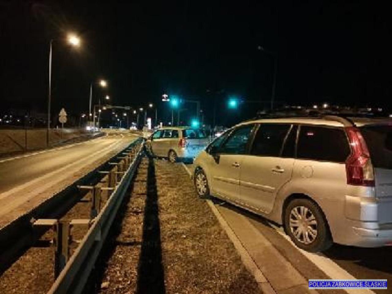 67-latek wjechał w samochody stojące na światłach i zatrzymał się na barierach