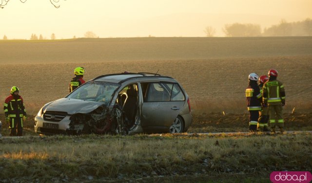 Zderzenie trzech osobówek za Ząbkowicami. Ósemka zablokowana