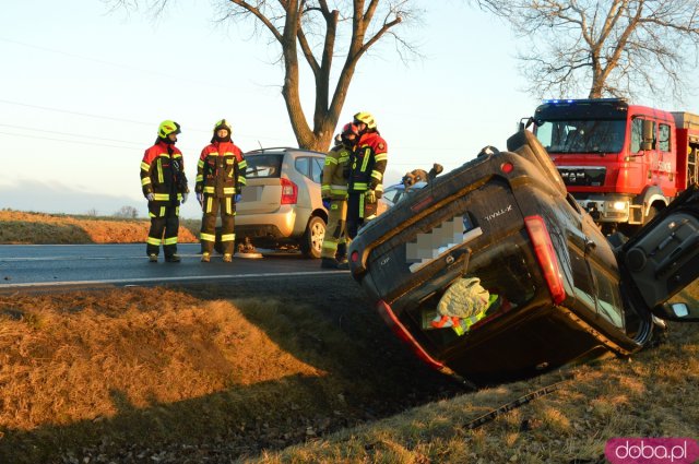 Zderzenie trzech osobówek za Ząbkowicami. Ósemka zablokowana