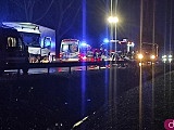 Wypadek z udziałem ambulansu, osobówki i ciężarówki. Ósemka zablokowana