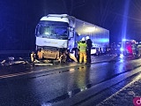Wypadek z udziałem ambulansu, osobówki i ciężarówki. Ósemka zablokowana