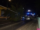 W Kamieńcu Ząbkowickim drzewo zawisło nad drogą i uszkodziło samochód