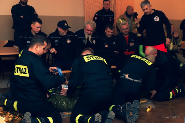 ćwiczenia strażaków z ratownikami medycznymi w Krzelkowie