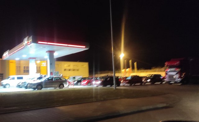 Mieszkańcy powiatu masowo ruszyli na stacje paliw. Orlen apeluje o nieuleganie panice