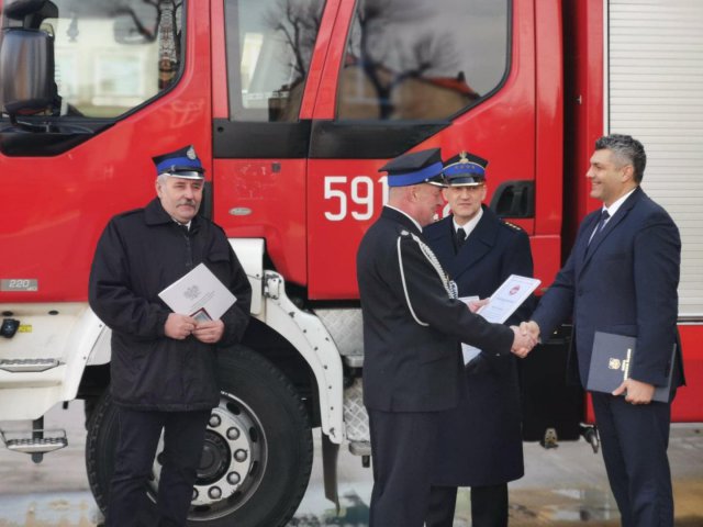 Przekazanie wozu dla OSP Sieroszów