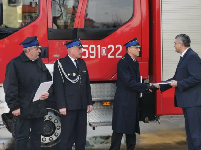 Przekazanie wozu dla OSP Sieroszów
