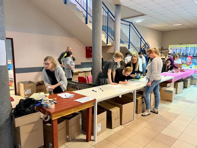Ząbkowiczanie przekazują dary na rzecz uciekających z Ukrainy