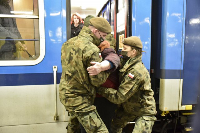 Żołnierze16 DBOT wspierają uchodźców z Ukrainy