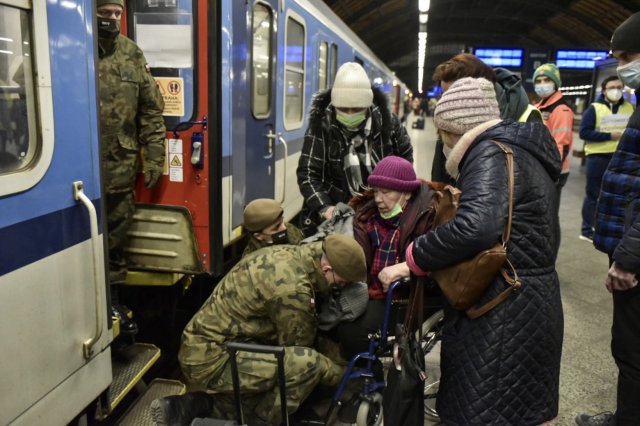 Żołnierze16 DBOT wspierają uchodźców z Ukrainy