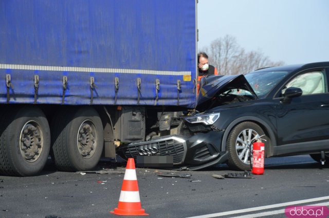 Osobówka uderzyła w ciężarówkę na ósemce przed Szklarami