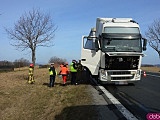 Osobówka uderzyła w ciężarówkę na ósemce przed Szklarami