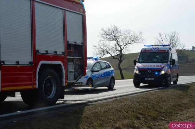Osobówka uderzyła w ciężarówkę na ósemce przed Szklarami