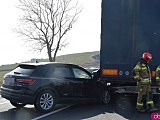 Osobówka uderzyła w ciężarówkę na ósemce przed Szklarami