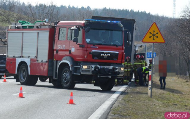 Osobówka uderzyła w ciężarówkę na ósemce przed Szklarami