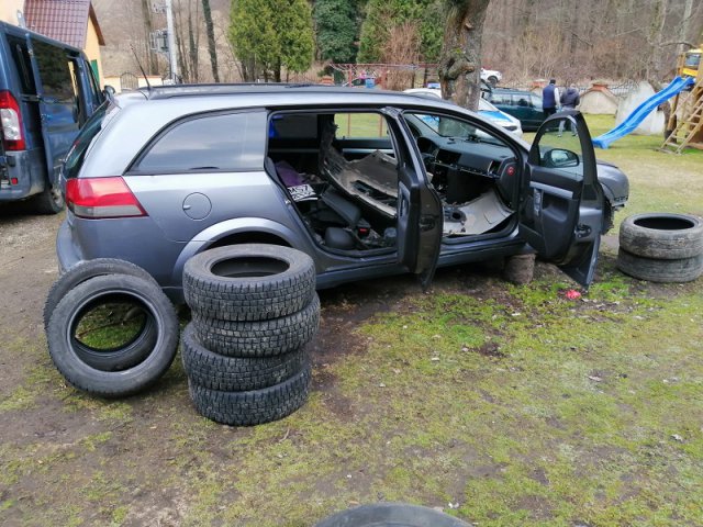  Kradł samochody wywożąc je lawetą z napisem „autopomoc”. Policjanci zlikwidowali „dziuplę”