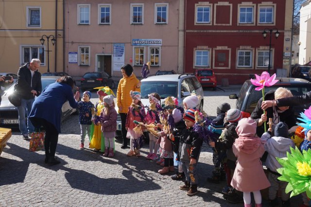 Radosne świętowanie pierwszego dnia wiosny w Złotym Stoku