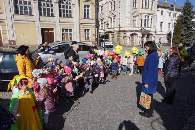 Radosne świętowanie pierwszego dnia wiosny w Złotym Stoku