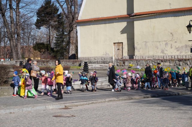 Radosne świętowanie pierwszego dnia wiosny w Złotym Stoku