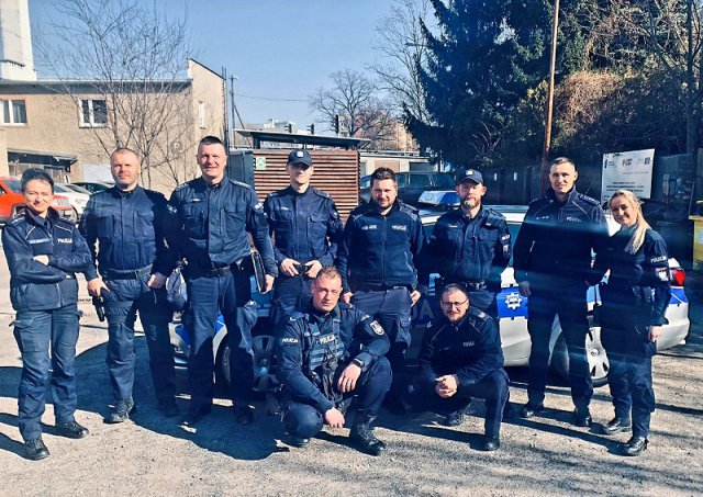 Ząbkowiccy policjanci pomagają uchodźcom i przestrzegają przed oszustami