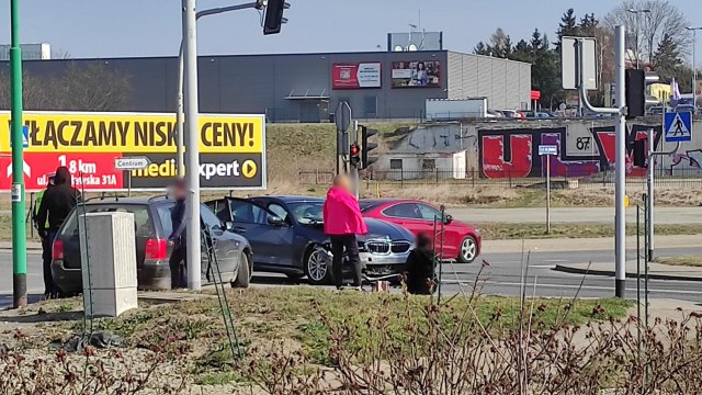 Kolizja volkswagena i BMW na skrzyżowaniu Dalekiej i k8