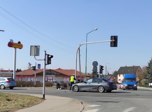 Kolizja volkswagena i BMW na skrzyżowaniu Dalekiej i k8