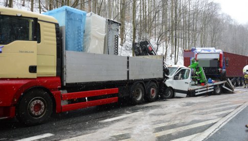 Śmiertelny wypadek dwóch ciężarówek i busa na trasie Bardo - Kłodzko