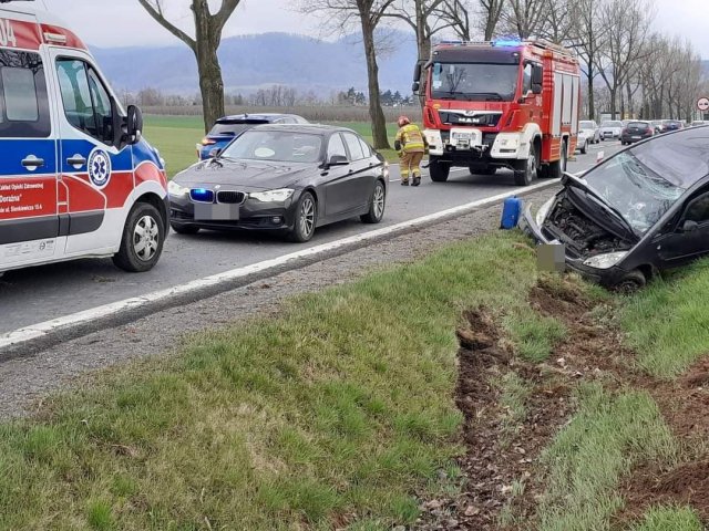 Osobówka w rowie na ósemce za Braszowicami