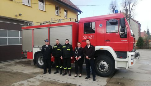 Średni wóz ratowniczo-gaśniczy z ząbkowickiej komendy trafił do OSP Dobrzenice