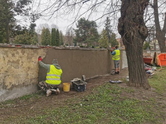 Trwa remont muru cmentarnego w Ziębicach