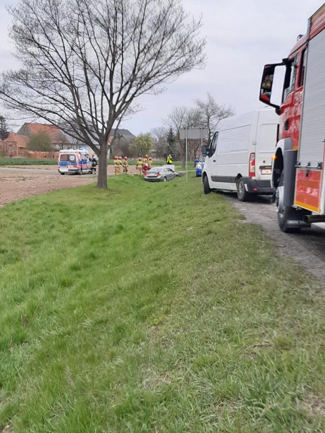 DK8: Osobówka wypadła z drogi i uderzyła w przepust 