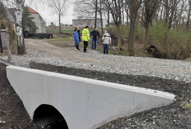 Intensywne w ostatnich latach deszcze oraz ciężki, nowoczesny sprzęt rolniczy poruszający się po drogach transportu rolnego, sprawiają, że coraz częściej potrzebne są przebudowy przepustów i mostków w sołectwach. W tym tygodniu przedstawiciele Gminy Ziębi