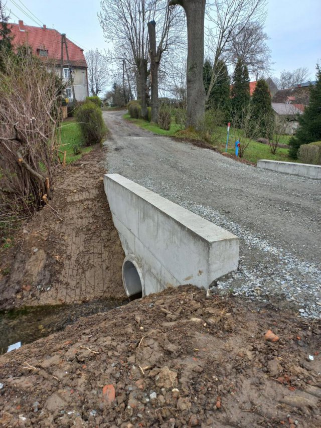 Intensywne w ostatnich latach deszcze oraz ciężki, nowoczesny sprzęt rolniczy poruszający się po drogach transportu rolnego, sprawiają, że coraz częściej potrzebne są przebudowy przepustów i mostków w sołectwach. W tym tygodniu przedstawiciele Gminy Ziębi