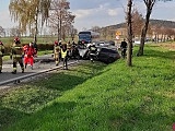 Zderzenie ciężarówki, osobówki i dwóch motocykli na ósemce w Ząbkowicach Śląskich
