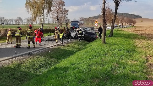 Zderzenie ciężarówki, osobówki i dwóch motocykli na ósemce w Ząbkowicach Śląskich