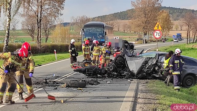 Zderzenie ciężarówki, osobówki i dwóch motocykli na ósemce w Ząbkowicach Śląskich