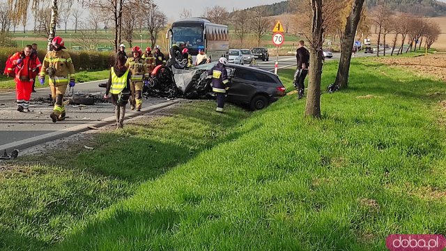 Zderzenie ciężarówki, osobówki i dwóch motocykli na ósemce w Ząbkowicach Śląskich