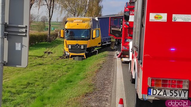 Zderzenie ciężarówki, osobówki i dwóch motocykli na ósemce w Ząbkowicach Śląskich