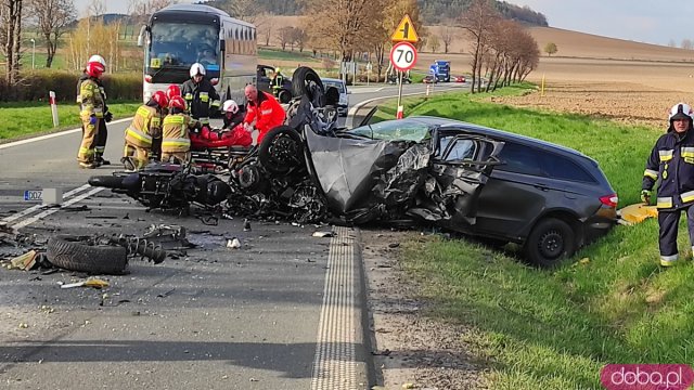 Zderzenie ciężarówki, osobówki i dwóch motocykli na ósemce w Ząbkowicach Śląskich