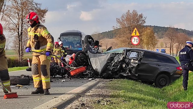 Zderzenie ciężarówki, osobówki i dwóch motocykli na ósemce w Ząbkowicach Śląskich