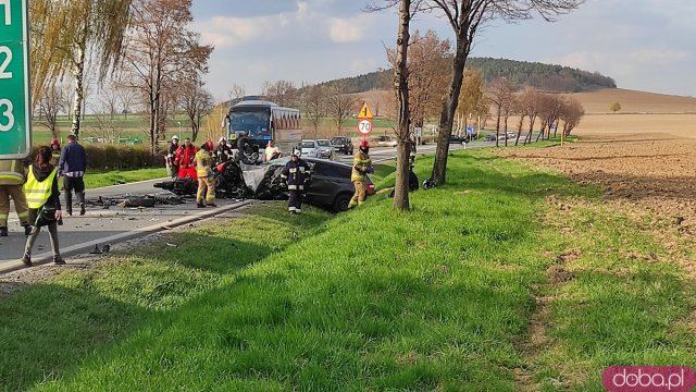 Zderzenie ciężarówki, osobówki i dwóch motocykli na ósemce w Ząbkowicach Śląskich