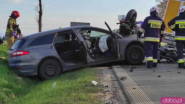 Zderzenie ciężarówki, osobówki i dwóch motocykli na ósemce w Ząbkowicach Śląskich