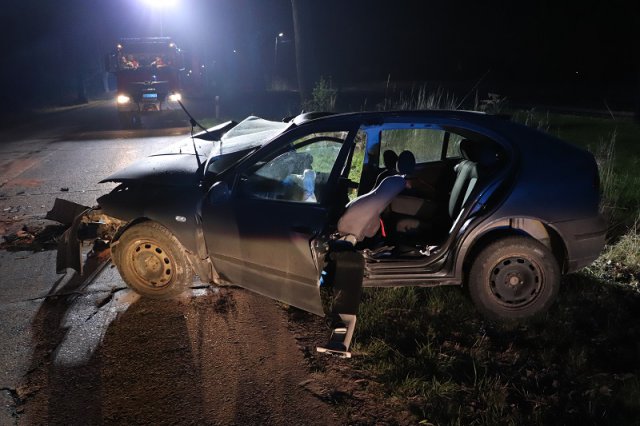 33-latek wypadł z drogi i uderzył w drzewo. Miał ponad 2 promile