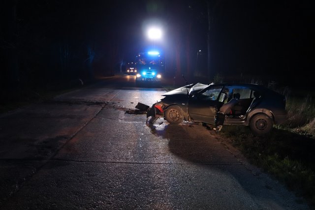 33-latek wypadł z drogi i uderzył w drzewo. Miał ponad 2 promile