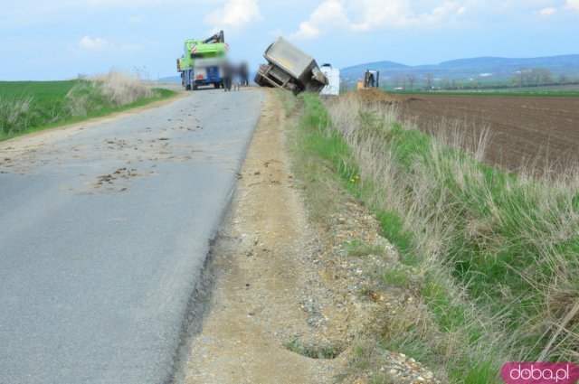 Ciężarówka wypadła z drogi na trasie do Grochowej 
