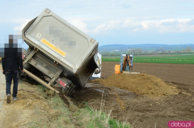 Ciężarówka wypadła z drogi na trasie do Grochowej 
