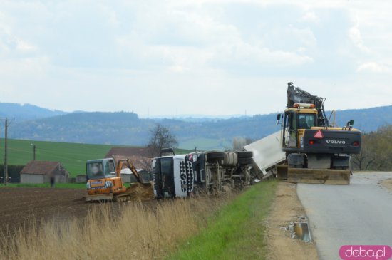Ciężarówka wypadła z drogi na trasie do Grochowej 