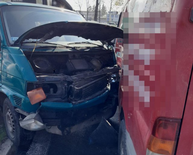 Zderzenie dwóch busów i osobówki na skrzyżowaniu ósemki i Legnickiej