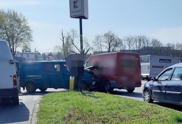 Zderzenie dwóch busów i osobówki na skrzyżowaniu ósemki i Legnickiej